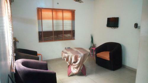 Cliff Hotel & Lounge