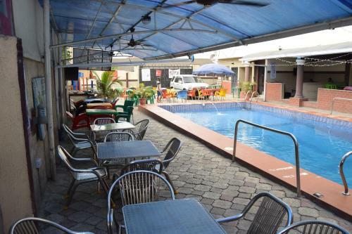 Hostal De'elites Pool Bar & Inn