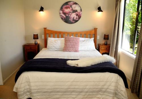 Secluded Getaway - Romantic And Tranquil Akaroa Holiday Home