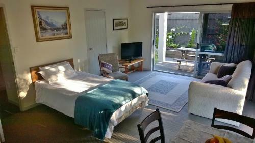 Stylish Matua Apartment