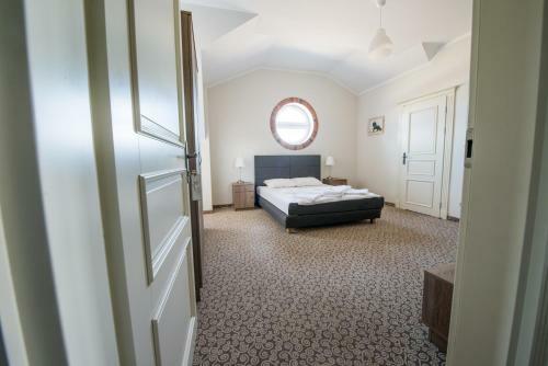 Hostal Nadwarcia?ski Dworek M?odzikowo