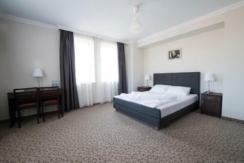Hostal Nadwarcia?ski Dworek M?odzikowo