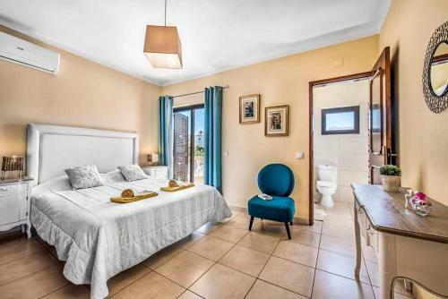 Gale Villa Sleeps 8 Pool Air Con Wifi