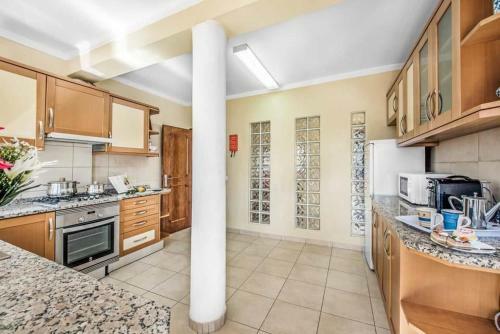 Gale Villa Sleeps 8 Pool Air Con Wifi