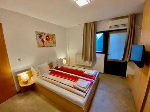 Hostal Cristi's Rooms - Pensiune