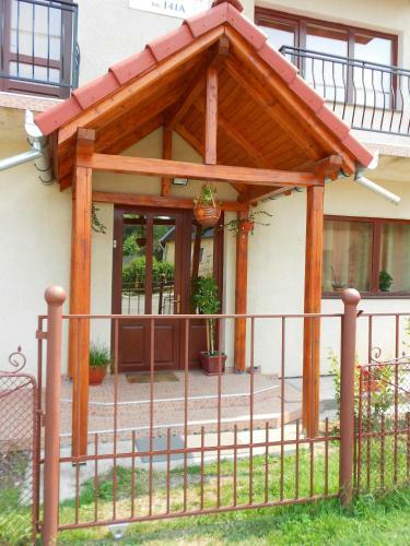 Gold Fayen House