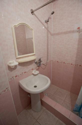 Hostal Mirny Hotel