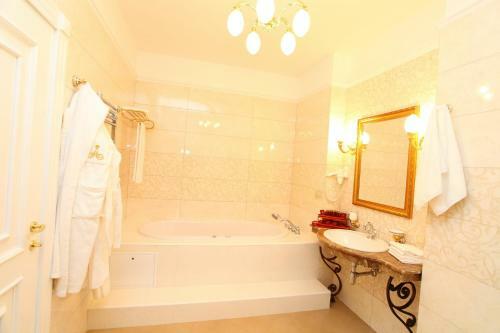 Aleksandrovski Grand Hotel 4*