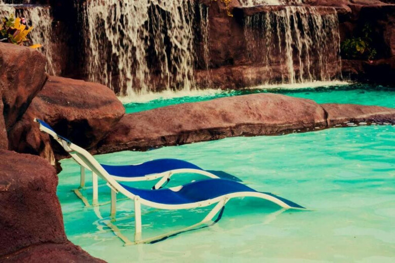 Summit Lago Hotel