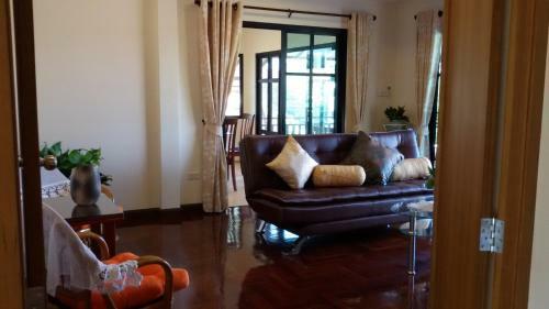 Hostal Rimtalay Angsila Guesthouse