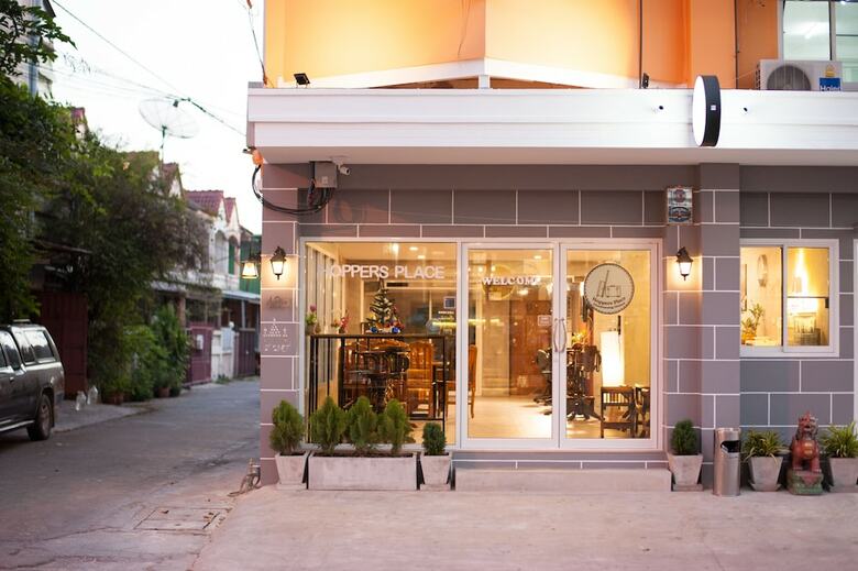 Hoppers Place Donmuang Hostel