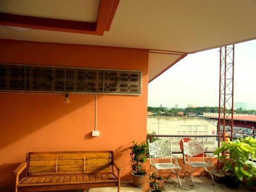 28 Rachabutr Hostel