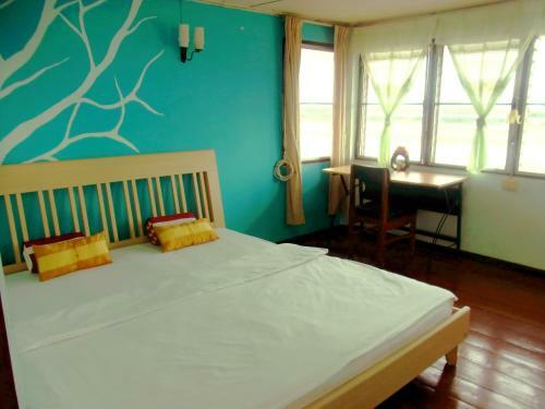 28 Rachabutr Hostel