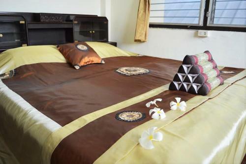 28 Rachabutr Hostel