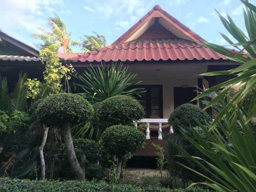 Jungle Hut Bungalows & Hotel