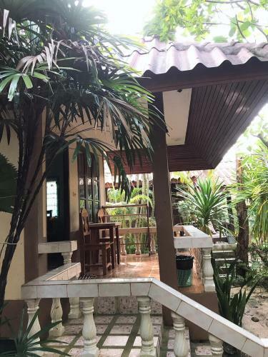 Jungle Hut Bungalows & Hotel