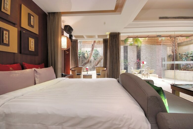 Hotel Q Motel