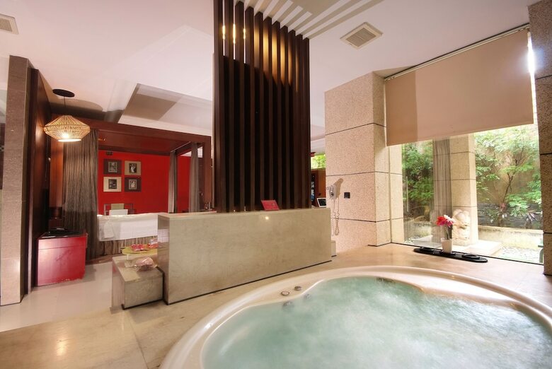 Hotel Q Motel