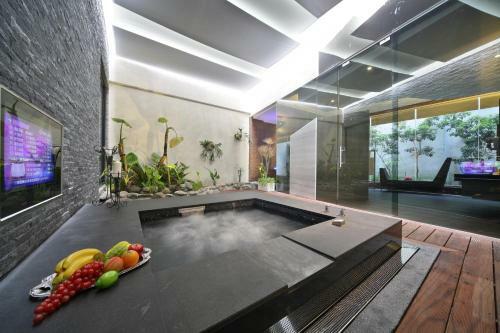Han Guan Motel