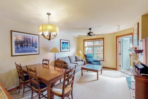 Powderhorn Lodge 413: Woodland Star Suite