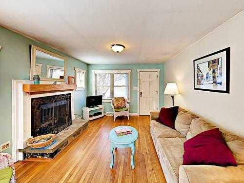 2br W/ Hot Tub, Deck & Fire Pit Cottage