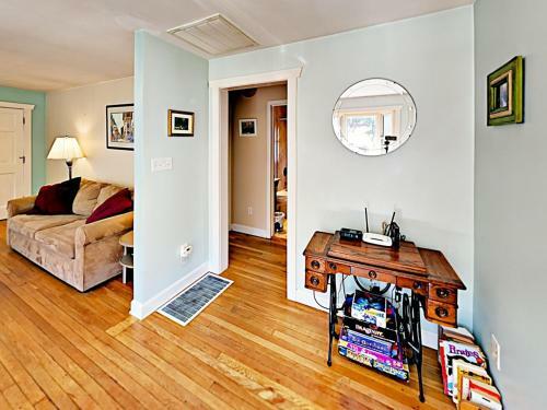 2br W/ Hot Tub, Deck & Fire Pit Cottage