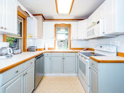2br W/ Hot Tub, Deck & Fire Pit Cottage