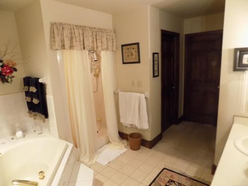 Stonewall House Lakeside Suite