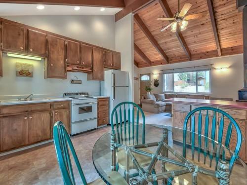 Cozy Tahoe Cabin Heavenly & Lakefront