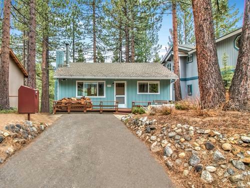 Cozy Tahoe Cabin Heavenly & Lakefront