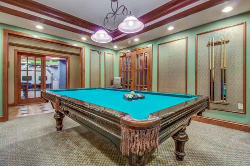 Eagle Springs East 207: Resting Moose Suite