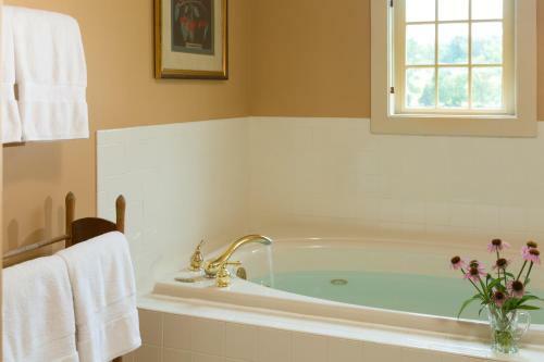 Bed & Breakfast Inn And Cabins At Vaucluse Spring