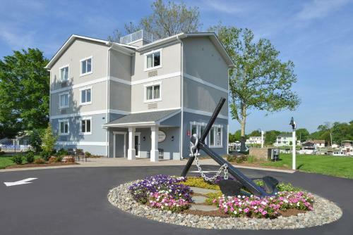 Hotel Anchored Inn At Hidden Harbor