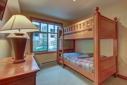 Eagle Springs East 206: White Fir Suite