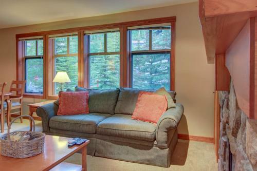 Eagle Springs East 206: White Fir Suite