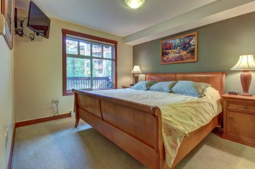 Eagle Springs East 206: White Fir Suite