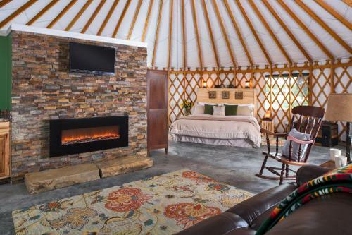 Yale Manor B&B & Yurt Glamping
