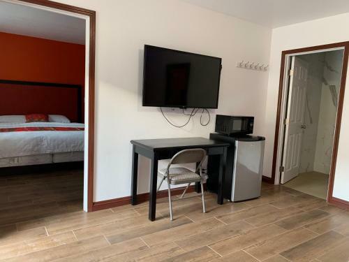 Posada Norwalk Inn & Suites