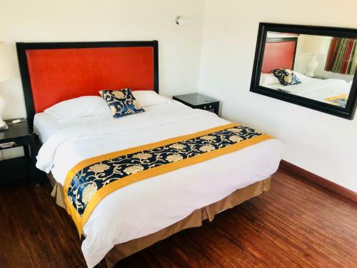 Posada Norwalk Inn & Suites