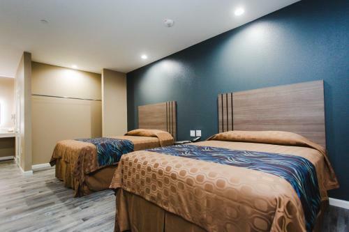 Hotel Budget Host Inn & Suites