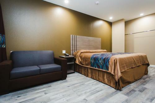Hotel Budget Host Inn & Suites