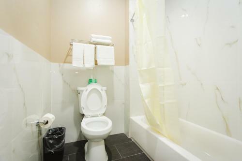 Hotel Budget Host Inn & Suites