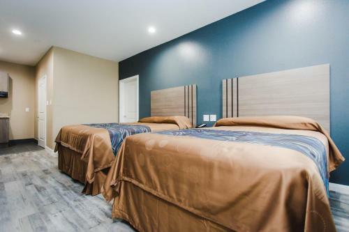 Hotel Budget Host Inn & Suites