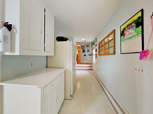 60 Middle Rd House