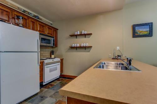 Powderhorn Lodge 102: Sego Lily Suite