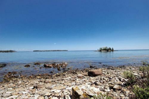 Ginn On The Rocks (formerly Crescentbeachcottage)