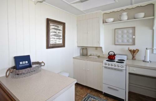 Ginn On The Rocks (formerly Crescentbeachcottage)