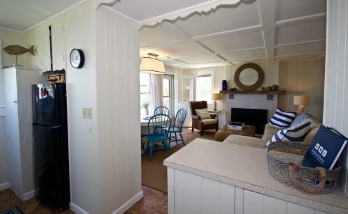 Ginn On The Rocks (formerly Crescentbeachcottage)