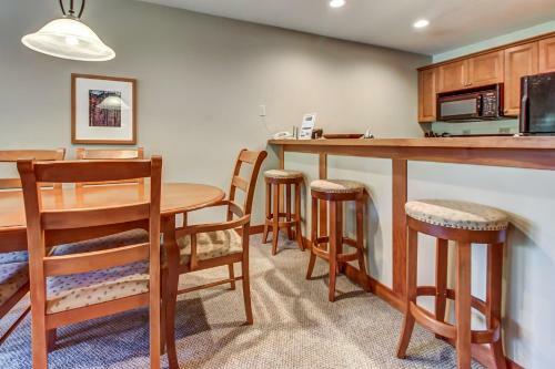 Eagle Springs West 403: Blackbird Suite