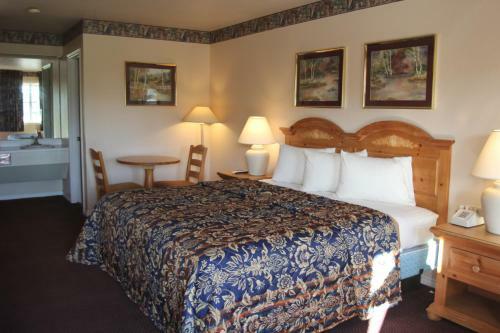 Hotel Lakeside Inn & Suites